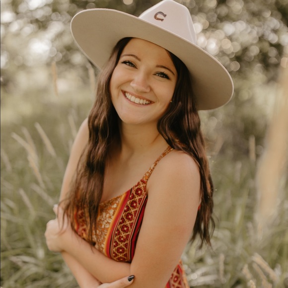 Meet your Posher, Paige - Picture 2 of 6